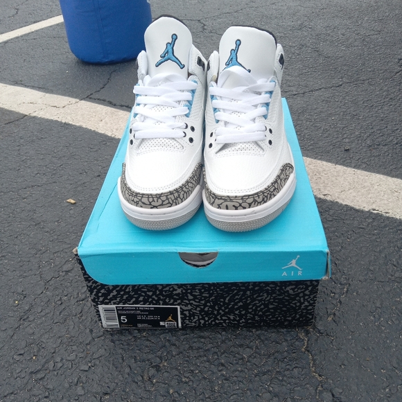 Air Jordan 3 Retro, UNC - Picture 2 of 5